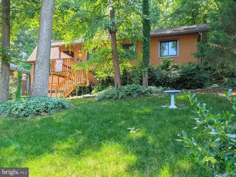 37 Lakeside Dr, Greenbelt, MD 20770