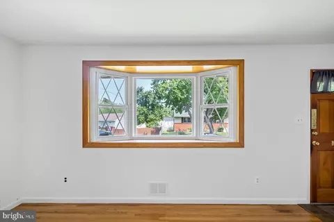 Living - 9203 Kimbark Ave, Lanham, MD 20706 photo 4 of 7