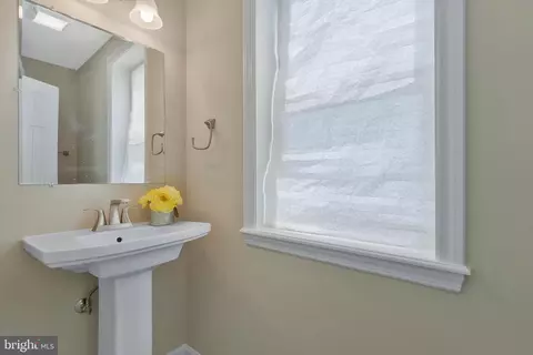 Entry Way - 831 Eastern Ave, Fairmount Heights, MD 20743 photo 6 of 9
