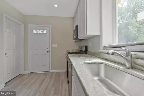 Entry Way - 831 Eastern Ave, Fairmount Heights, MD 20743 photo 4 of 9