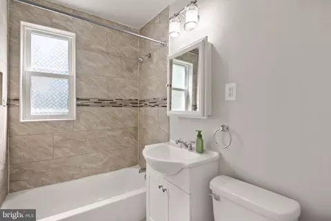 Bath - 8600 Lantern Ln, Clinton, MD 20735 photo 2 of 2