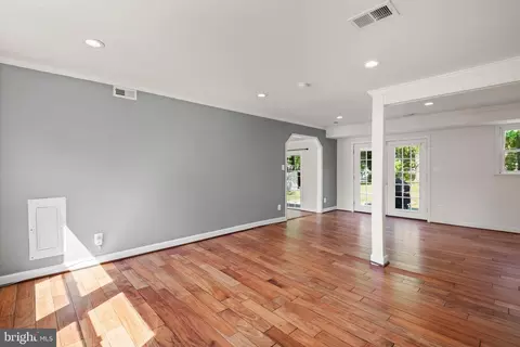 Living - 8600 Lantern Ln, Clinton, MD 20735 photo 5 of 7