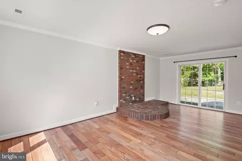 Living - 8600 Lantern Ln, Clinton, MD 20735 photo 2 of 7