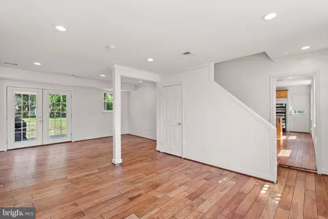 Living - 8600 Lantern Ln, Clinton, MD 20735 photo 4 of 7