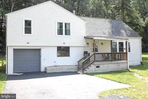 6610 Pine Grove Dr, Morningside, MD 20746