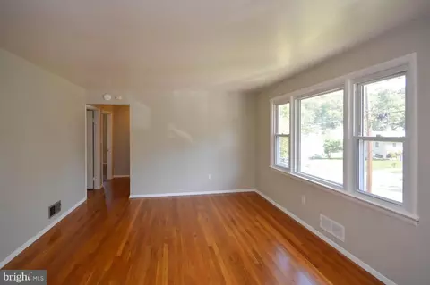7207 Oliver St, Lanham, MD 20706 photo 3