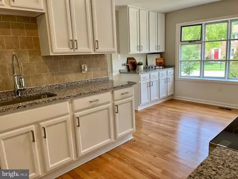 8705 Nightingale Dr, Lanham, MD 20706 photo 5