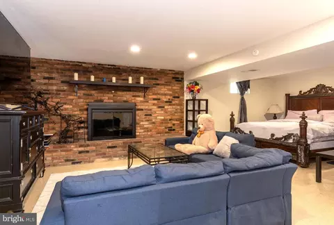 6715 Lamont Dr, Lanham, MD 20706