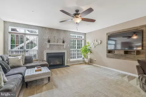 Living - 6403 Oglethorpe Mill Dr, Brandywine, MD 20613 photo 2 of 3