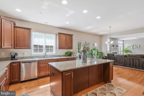 Entry Way - 6403 Oglethorpe Mill Dr, Brandywine, MD 20613 photo 6 of 12