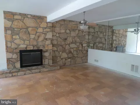 9302 Pine View Ln, Clinton, MD 20735 photo 4