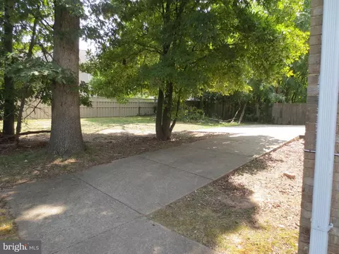 9302 Pine View Ln, Clinton, MD 20735 photo 2