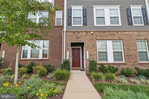 7648 Buzz Aldrin Ln, Lanham, MD 20706 photo 2