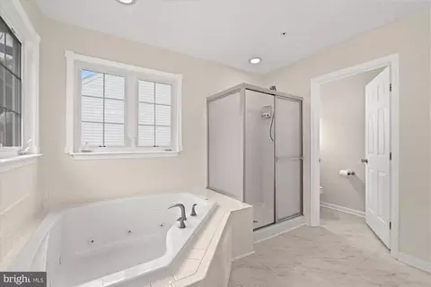 Bath - 9618 Stuart Ln, Clinton, MD 20735 photo 2 of 4
