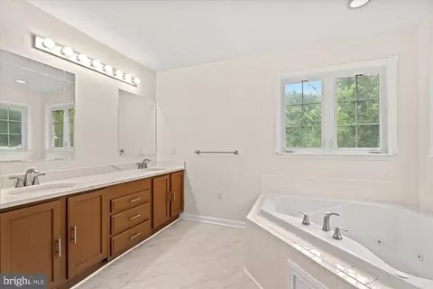 Bath - 9618 Stuart Ln, Clinton, MD 20735 photo 1 of 4