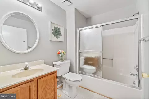 Bath - 9274 Cherry Ln #80, Laurel, MD 20708 photo 1 of 2