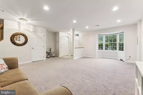 9212 Vanfleet Ct, Laurel, MD 20708 photo 3