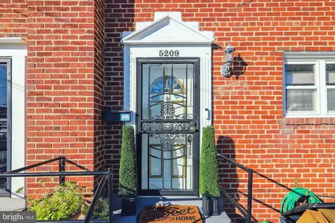 5209 Deal Dr, Oxon Hill, MD 20745