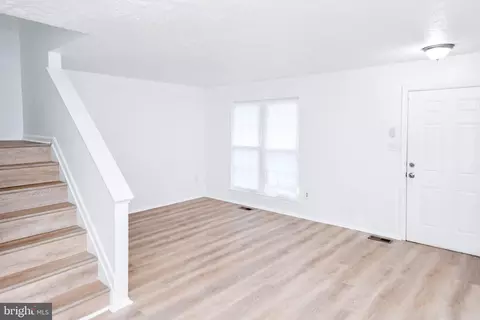 Living - 2716 Red Oak Ln, Lanham, MD 20706 photo 2 of 8