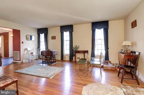 Living - 9317 Pine View Ln, Clinton, MD 20735 photo 2 of 3