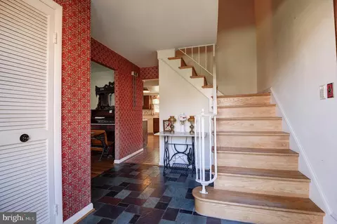 Entry Way - 9317 Pine View Ln, Clinton, MD 20735 photo 4 of 9