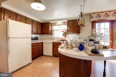 Kitchen - 9317 Pine View Ln, Clinton, MD 20735 photo 3 of 8