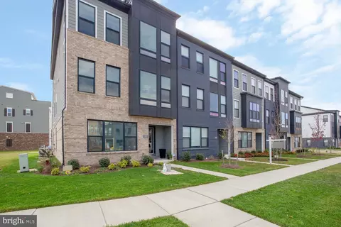 302 Summit Point Blvd, Bowie, MD 20716