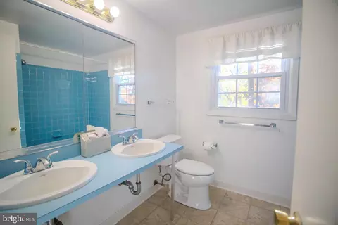Bath - 8815 Gramercy Ln, Laurel, MD 20708 photo 3 of 4