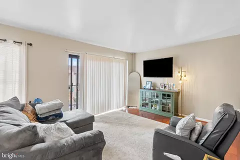 6982 Hanover Pkwy #4, Greenbelt, MD 20770