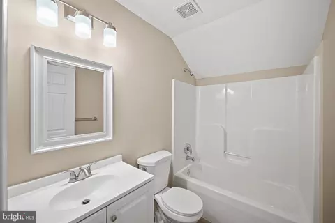 Entry Way - 7409 Sandy Spring Rd, Laurel, MD 20707 photo 3 of 5