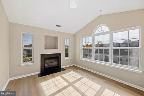 Living - 7409 Sandy Spring Rd, Laurel, MD 20707 photo 4 of 5
