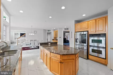 7621 Cypress St, Laurel, MD 20707 photo 2
