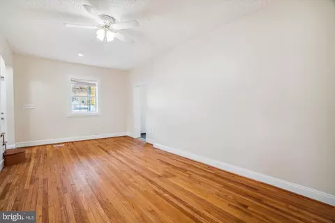 Living - 9121 Lanham Severn Rd, Lanham, MD 20706 photo 2 of 4