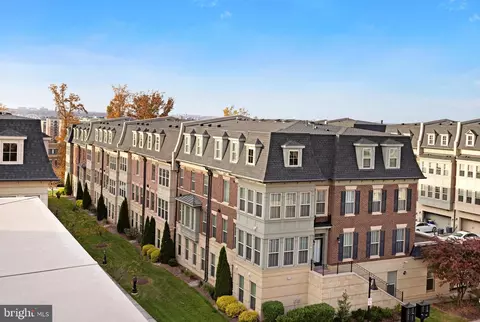 702 River Mist Dr #233, Oxon Hill, MD 20745