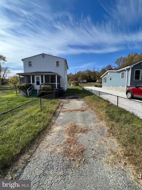 5111 Spring Dr, Marlboro, MD 20772 photo 2