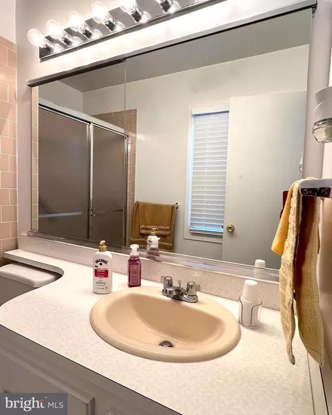 Bath - 1007 Packton Ln, Bowie, MD 20716 photo 3 of 4