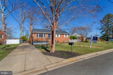 7305 Circle Dr E, Oxon Hill, MD 20745