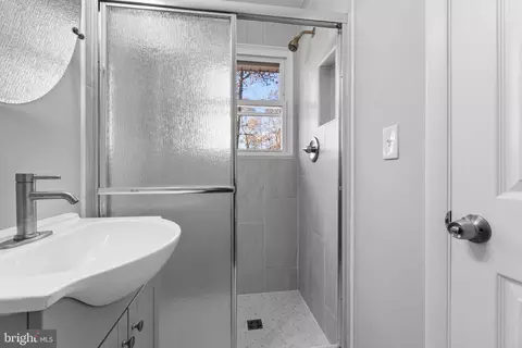 Bath - 15309 Maple Dr, Accokeek, MD 20607 photo 3 of 4