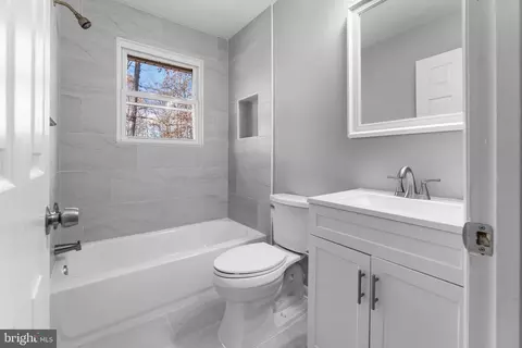 Bath - 15309 Maple Dr, Accokeek, MD 20607 photo 1 of 4