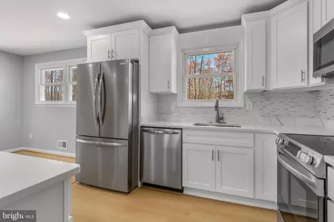 Kitchen - 15309 Maple Dr, Accokeek, MD 20607 photo 3 of 4