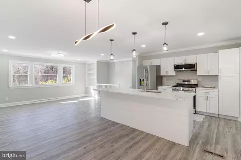 19 Cree Dr, Oxon Hill, MD 20745