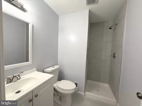 Bath - 4700 Pickett Ct, Morningside, MD 20746 photo 2 of 3