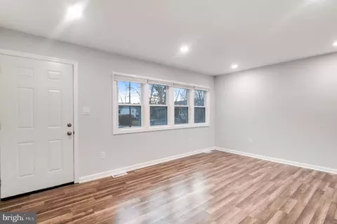 Living - 4700 Pickett Ct, Morningside, MD 20746 photo 4 of 5