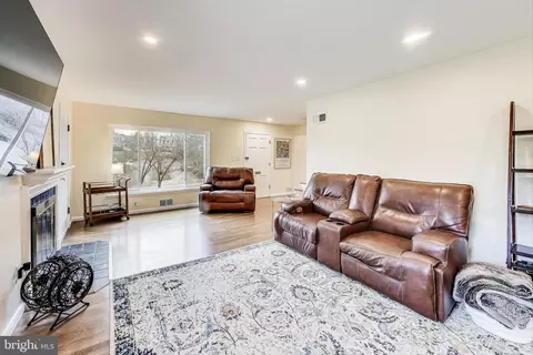 Living - 3019 Crest Ave, Cheverly, MD 20785 photo 3 of 3