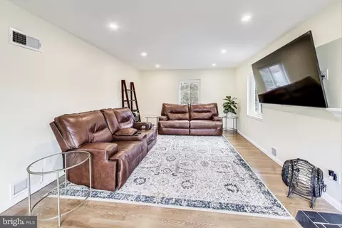 Living - 3019 Crest Ave, Cheverly, MD 20785 photo 2 of 3