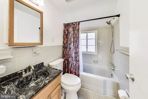 Bath - 3019 Crest Ave, Cheverly, MD 20785 photo 3 of 3