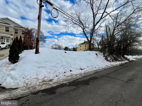 8815 Maple Ave, Bowie, MD 20720 photo 2