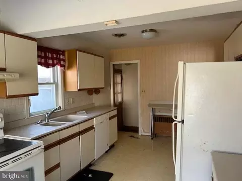 Kitchen - 7700 Brooklyn Bridge Rd, Laurel, MD 20707 photo 2 of 2