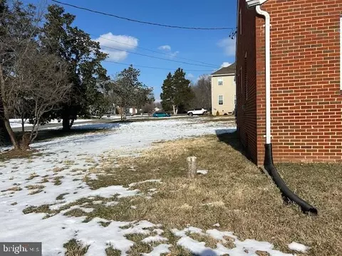 Exterior - 7700 Brooklyn Bridge Rd, Laurel, MD 20707 photo 2 of 6
