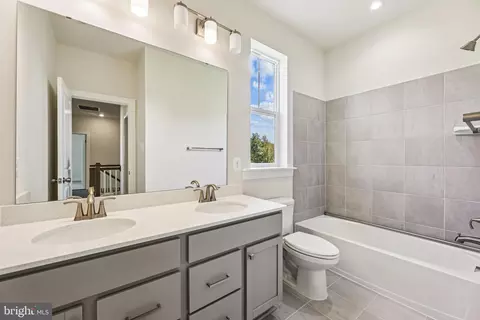 Bath - 12408 Lusbys Ln, Brandywine, MD 20613 photo 2 of 4